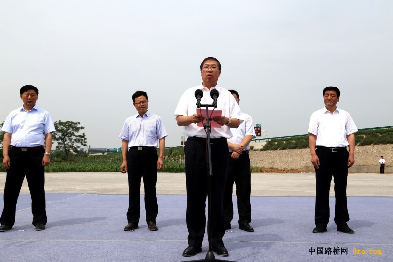 圖為中國鐵建總裁莊尚標在合銅、吳華高速公路項目開工儀式發表重要講話